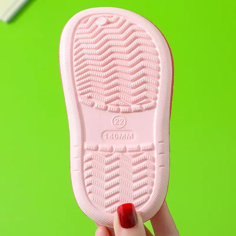 Summer Children Garden Slippers Dziecięce Klapki Plażowe z Motywem Bajkowym – Lekkie, Wygodne i Gotowe na Letnie Przygody