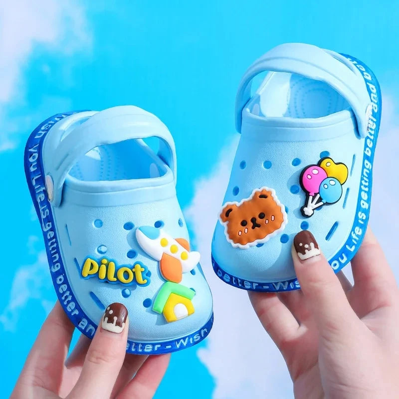 Summer Children Garden Slippers Dziecięce Klapki Plażowe z Motywem Bajkowym – Lekkie, Wygodne i Gotowe na Letnie Przygody
